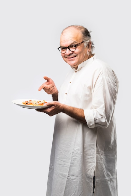 Kuchár drží tanier